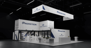 Anlieferung eines PIA Eventcontainers per Kran – reibungsloser Logistikprozess für mobile Messebauten