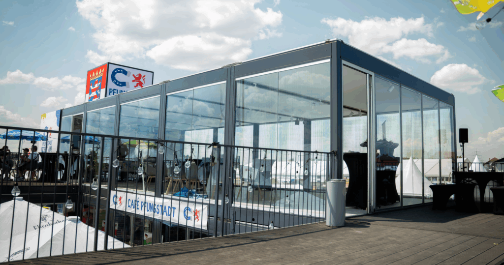 Besucher auf der Dachterrasse des mehrstöckigen PIA Containers – Networking mit Aussicht