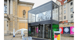 Mobiler PIA Eventcontainer auf grüner Wiese – nachhaltige Messearchitektur für Outdoor-Events